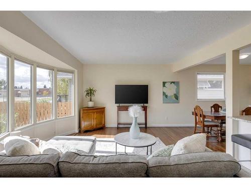 4616 33 Avenue Sw, Calgary, AB - Indoor Photo Showing Living Room