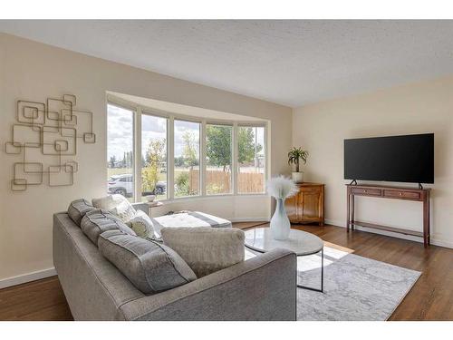 4616 33 Avenue Sw, Calgary, AB - Indoor Photo Showing Living Room