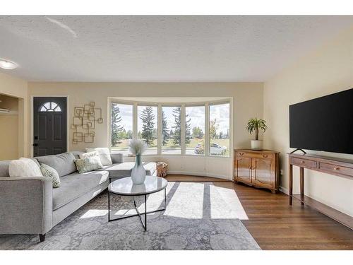 4616 33 Avenue Sw, Calgary, AB - Indoor Photo Showing Living Room