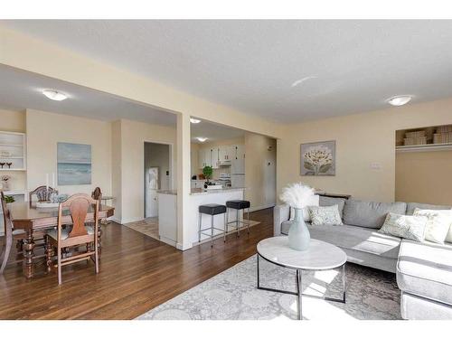 4616 33 Avenue Sw, Calgary, AB - Indoor Photo Showing Living Room