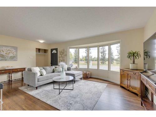 4616 33 Avenue Sw, Calgary, AB - Indoor Photo Showing Living Room