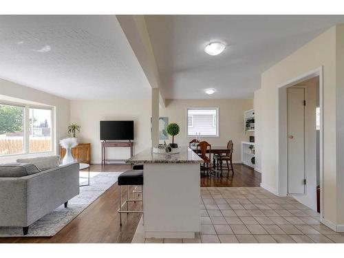 4616 33 Avenue Sw, Calgary, AB - Indoor Photo Showing Living Room