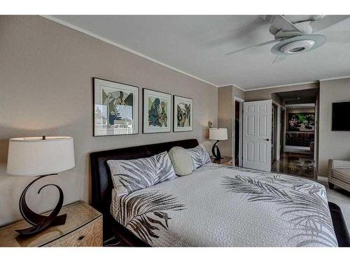 32 Patterson Crescent Sw, Calgary, AB - Indoor Photo Showing Bedroom