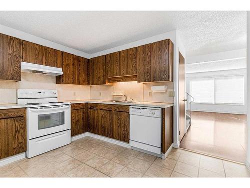 20-380 Bermuda Drive Nw, Calgary, AB - Indoor Photo Showing Kitchen