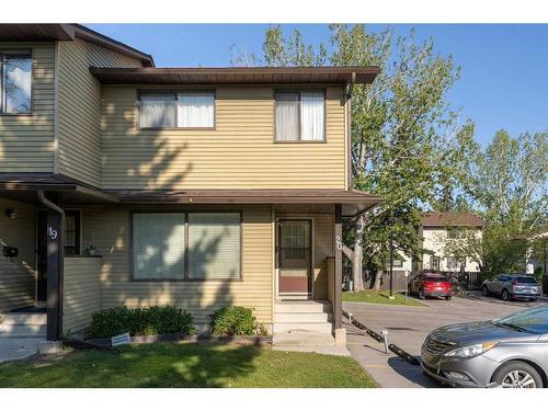 20-380 Bermuda Drive Nw, Calgary, AB - Outdoor With Facade