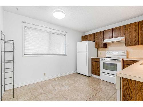 20-380 Bermuda Drive Nw, Calgary, AB - Indoor Photo Showing Kitchen