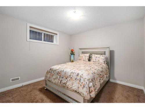 318 Mahogany Manor Se, Calgary, AB - Indoor Photo Showing Bedroom