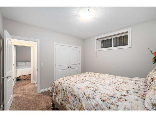 318 Mahogany Manor Se, Calgary, AB - Indoor Photo Showing Bedroom