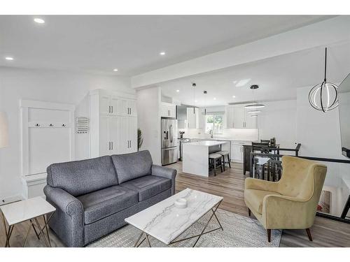 1315 105 Avenue Sw, Calgary, AB - Indoor Photo Showing Living Room