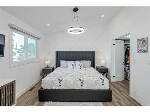 1315 105 Avenue Sw, Calgary, AB - Indoor Photo Showing Bedroom