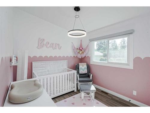 1315 105 Avenue Sw, Calgary, AB - Indoor Photo Showing Bedroom