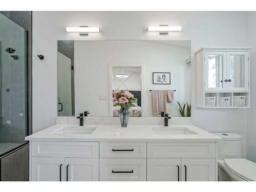 1315 105 Avenue Sw, Calgary, AB - Indoor Photo Showing Bathroom