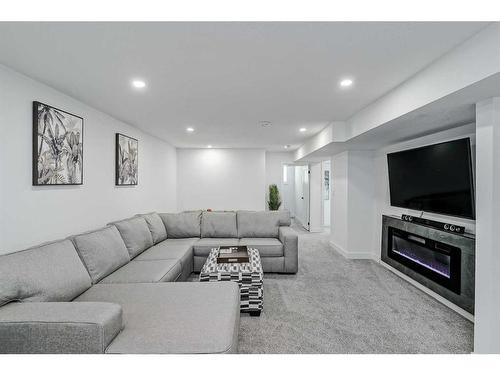 1315 105 Avenue Sw, Calgary, AB - Indoor Photo Showing Living Room