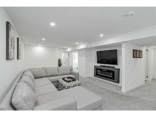 1315 105 Avenue Sw, Calgary, AB - Indoor Photo Showing Living Room