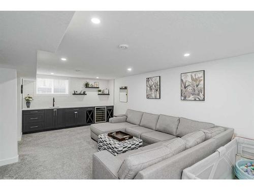 1315 105 Avenue Sw, Calgary, AB - Indoor Photo Showing Living Room