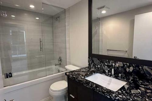 1505-519 Riverfront Avenue Se, Calgary, AB - Indoor Photo Showing Bathroom