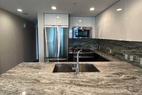 1505-519 Riverfront Avenue Se, Calgary, AB - Indoor Photo Showing Kitchen With Double Sink With Upgraded Kitchen