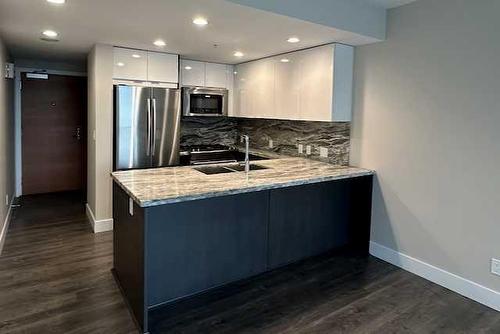 1505-519 Riverfront Avenue Se, Calgary, AB - Indoor Photo Showing Kitchen With Double Sink With Upgraded Kitchen