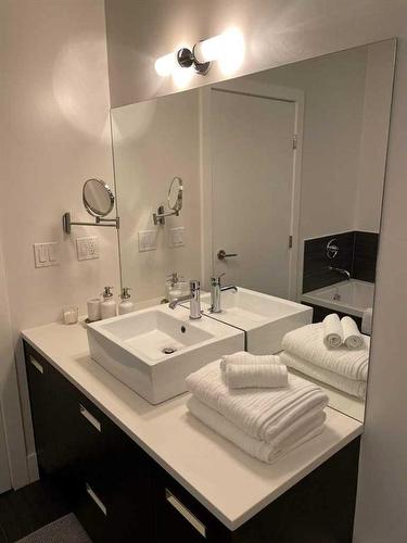 407-2505 17 Avenue Sw, Calgary, AB - Indoor Photo Showing Bathroom