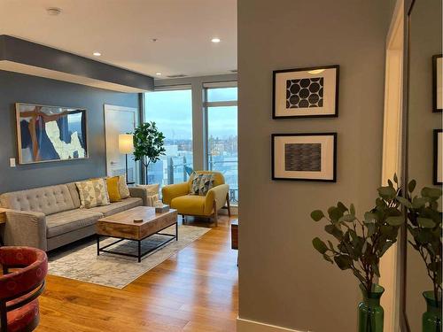 407-2505 17 Avenue Sw, Calgary, AB - Indoor Photo Showing Living Room