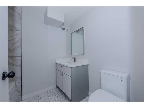 40 Patterson Rise Sw, Calgary, AB - Indoor Photo Showing Bathroom