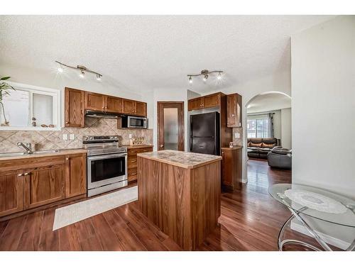 953 Taradale Drive Ne, Calgary, AB - Indoor Photo Showing Kitchen