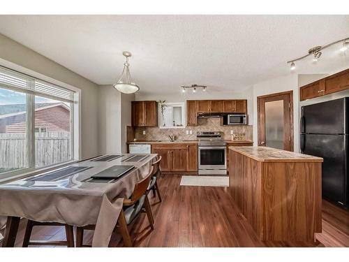 953 Taradale Drive Ne, Calgary, AB - Indoor Photo Showing Kitchen