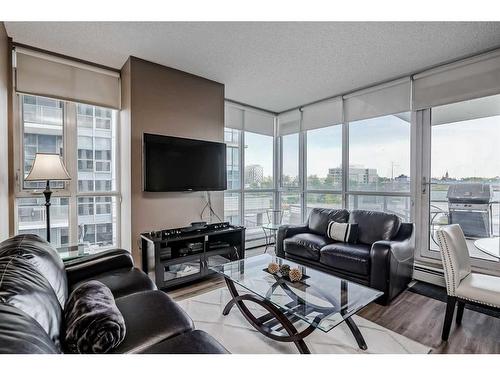 302-325 3 Street Se, Calgary, AB - Indoor Photo Showing Living Room