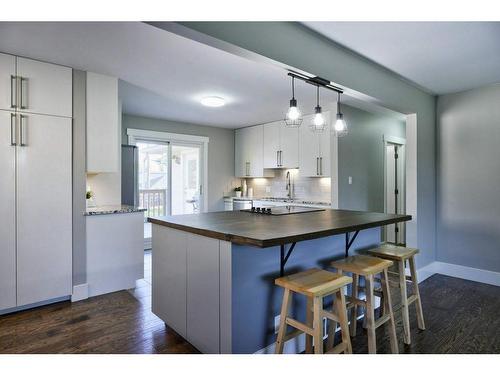 4804 Worcester Drive Sw, Calgary, AB - Indoor Photo Showing Kitchen