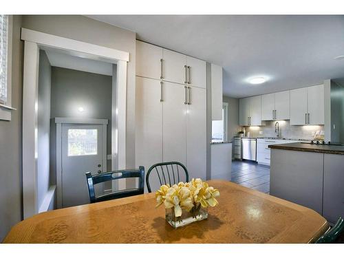 4804 Worcester Drive Sw, Calgary, AB - Indoor Photo Showing Kitchen With Upgraded Kitchen