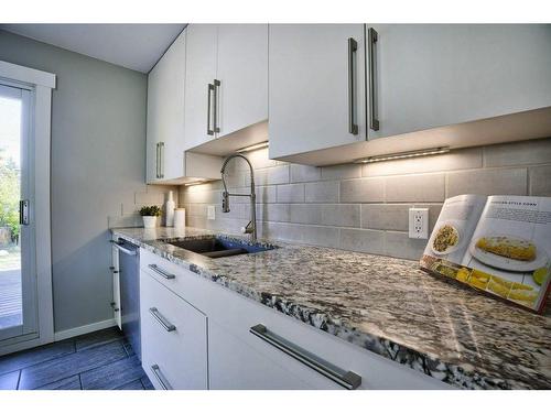 4804 Worcester Drive Sw, Calgary, AB - Indoor Photo Showing Kitchen With Double Sink With Upgraded Kitchen