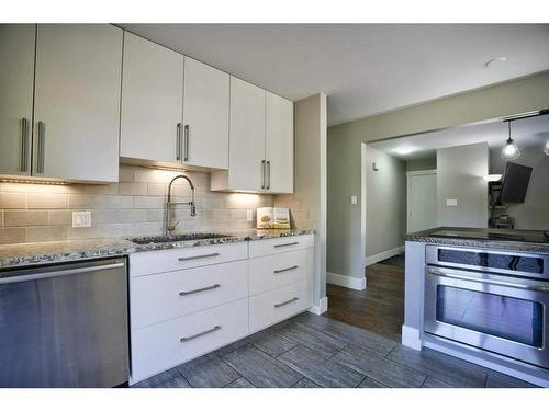 4804 Worcester Drive Sw, Calgary, AB - Indoor Photo Showing Kitchen With Upgraded Kitchen