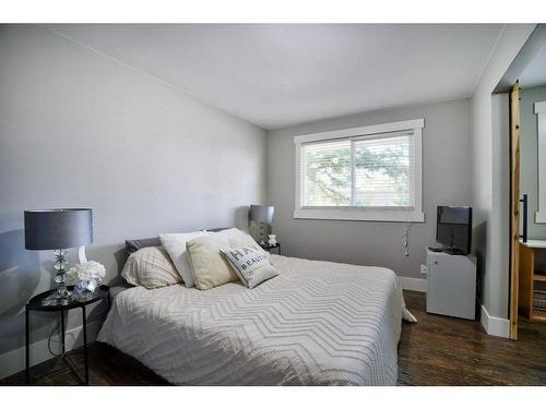 4804 Worcester Drive Sw, Calgary, AB - Indoor Photo Showing Bedroom