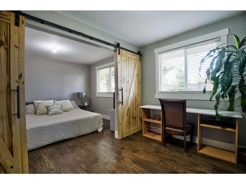 4804 Worcester Drive Sw, Calgary, AB - Indoor Photo Showing Bedroom