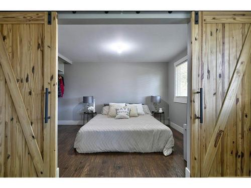 4804 Worcester Drive Sw, Calgary, AB - Indoor Photo Showing Bedroom