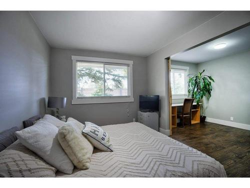 4804 Worcester Drive Sw, Calgary, AB - Indoor Photo Showing Bedroom