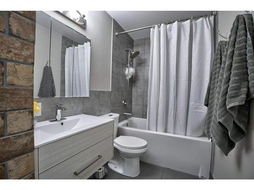 4804 Worcester Drive Sw, Calgary, AB - Indoor Photo Showing Bathroom