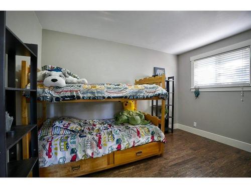 4804 Worcester Drive Sw, Calgary, AB - Indoor Photo Showing Bedroom