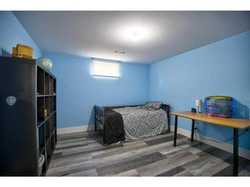 4804 Worcester Drive Sw, Calgary, AB - Indoor Photo Showing Bedroom