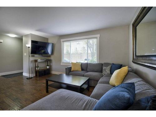 4804 Worcester Drive Sw, Calgary, AB - Indoor Photo Showing Living Room