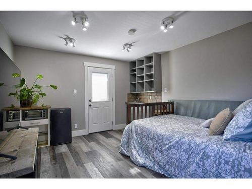 4804 Worcester Drive Sw, Calgary, AB - Indoor Photo Showing Bedroom