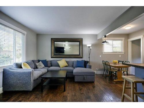 4804 Worcester Drive Sw, Calgary, AB - Indoor Photo Showing Living Room