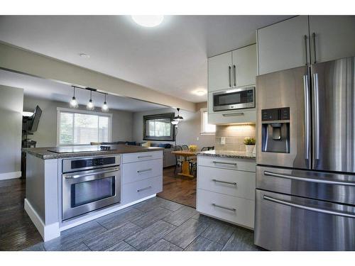 4804 Worcester Drive Sw, Calgary, AB - Indoor Photo Showing Kitchen With Stainless Steel Kitchen With Upgraded Kitchen