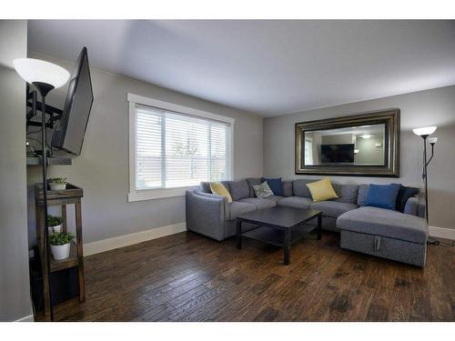 4804 Worcester Drive Sw, Calgary, AB - Indoor Photo Showing Living Room