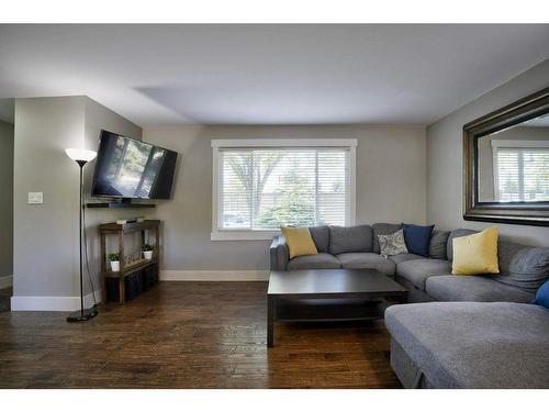 4804 Worcester Drive Sw, Calgary, AB - Indoor Photo Showing Living Room