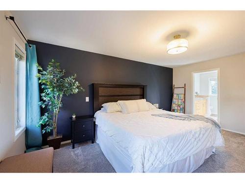 44 Tuscany Ridge Green, Calgary, AB - Indoor Photo Showing Bedroom