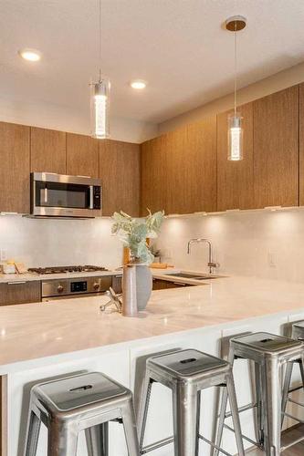 207-823 5 Avenue Nw, Calgary, AB - Indoor Photo Showing Kitchen With Upgraded Kitchen