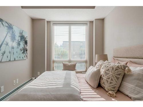 207-823 5 Avenue Nw, Calgary, AB - Indoor Photo Showing Bedroom