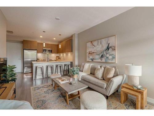 207-823 5 Avenue Nw, Calgary, AB - Indoor Photo Showing Living Room