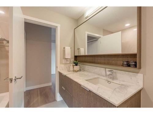 207-823 5 Avenue Nw, Calgary, AB - Indoor Photo Showing Bathroom